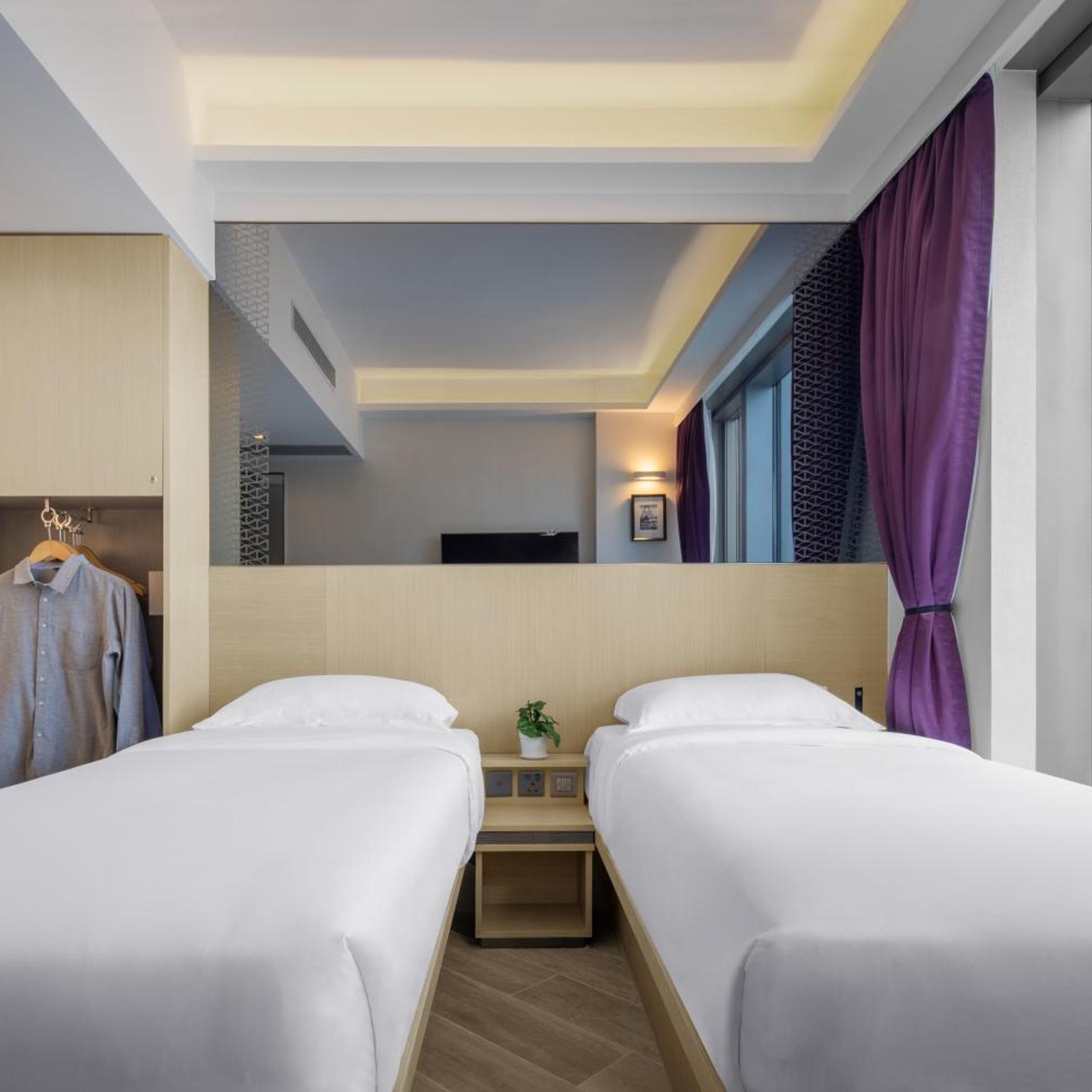 DELUXE, TWIN BEDS