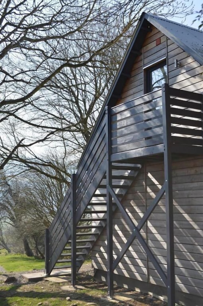 The Steading 2/48