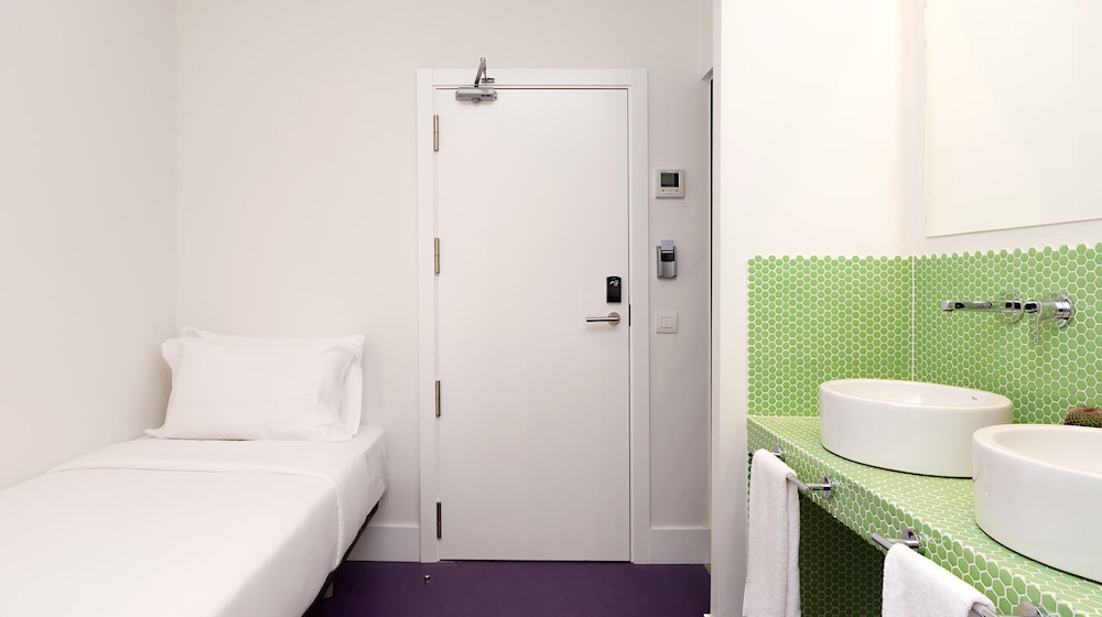 ROOM, QUADRUPLE
