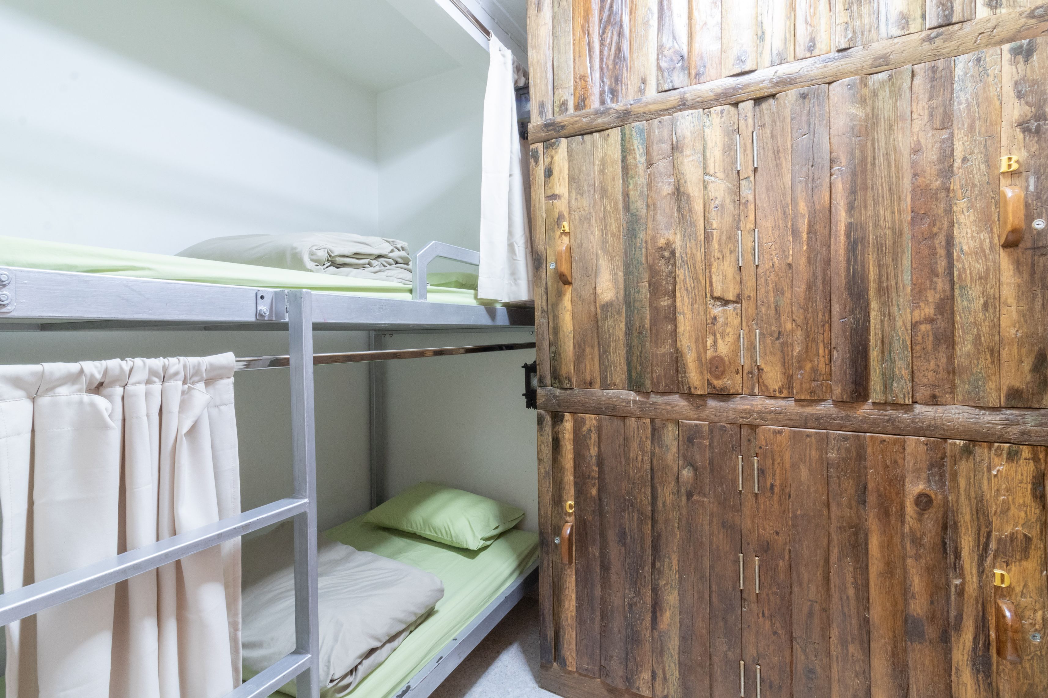 Banthat Thong Hostel 33/35