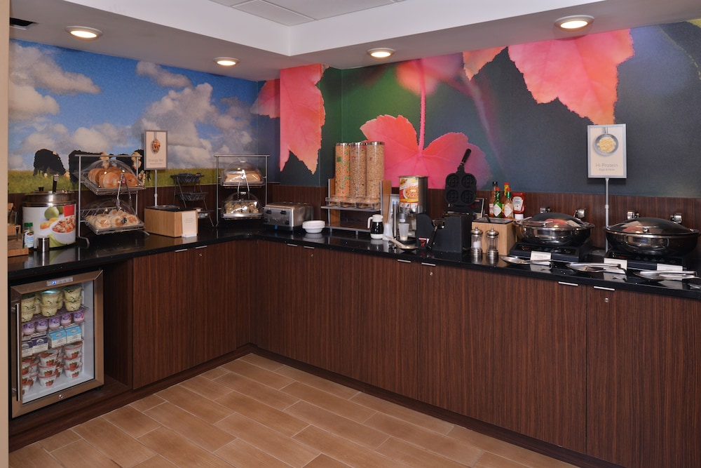 Fairfield Inn Marriott Rochester Airport 27/37
