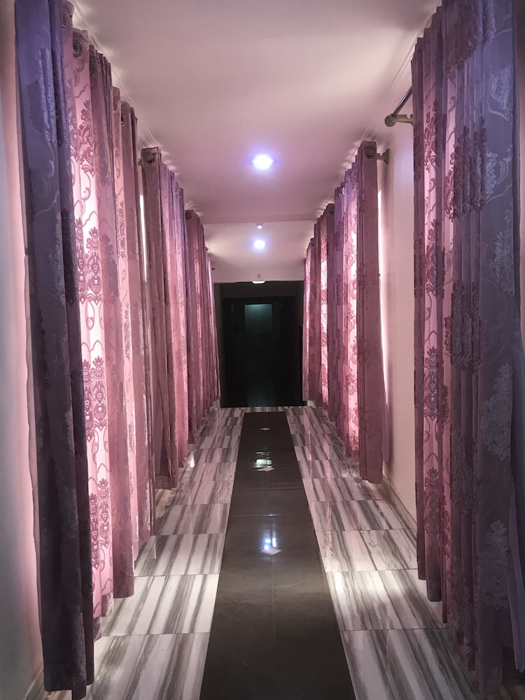Ritz-Carinton Suites 12/16