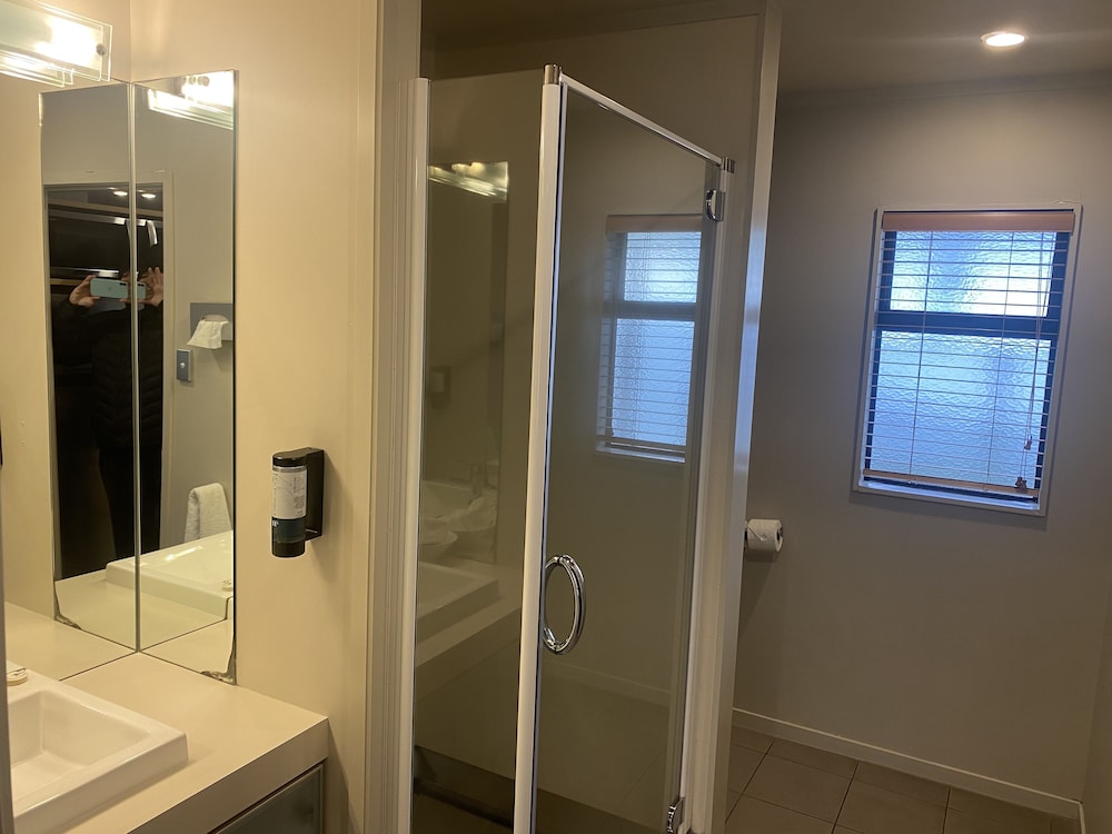 Bentleys Motor Inn 48/50