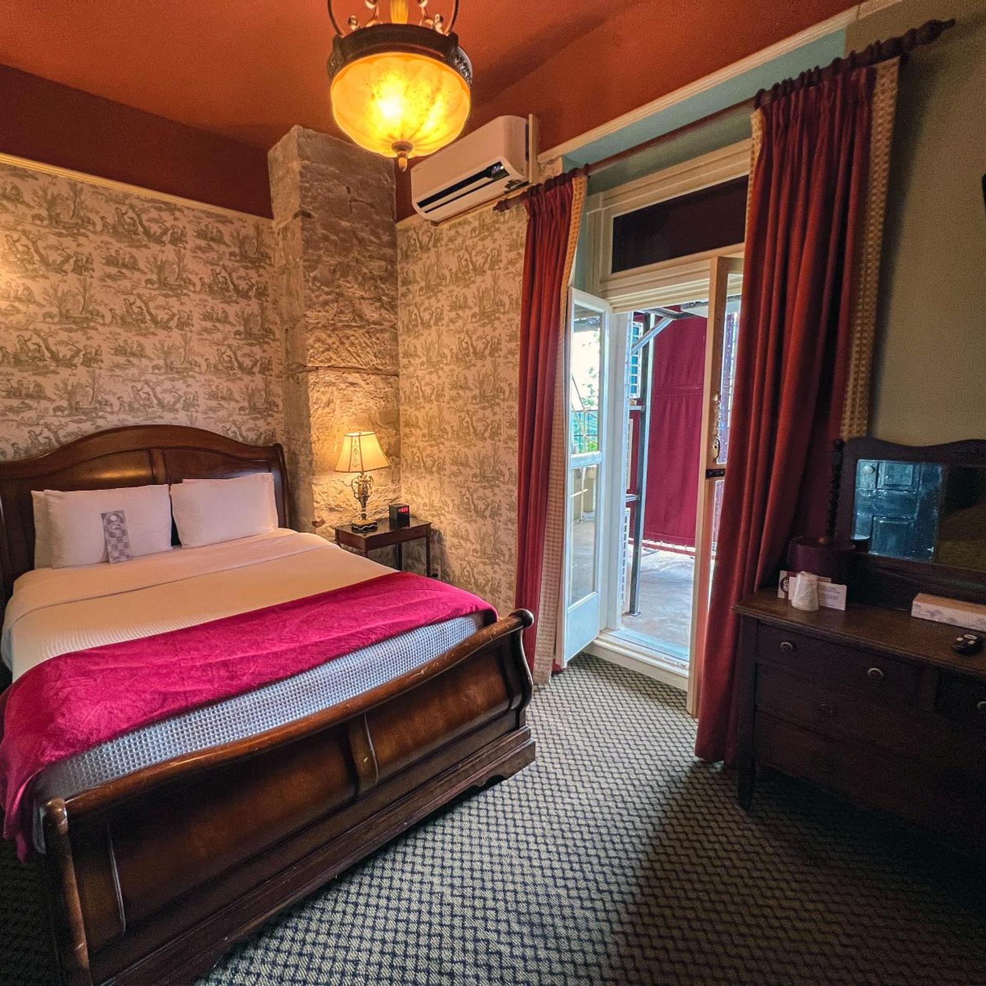 غرفة بسرير كوين بشرفة، The Crescent Hotel And Spa 2/3
