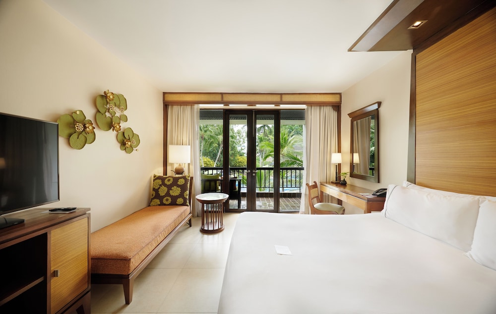 TROPICAL, DELUXE, KING BED, POOL VIEW