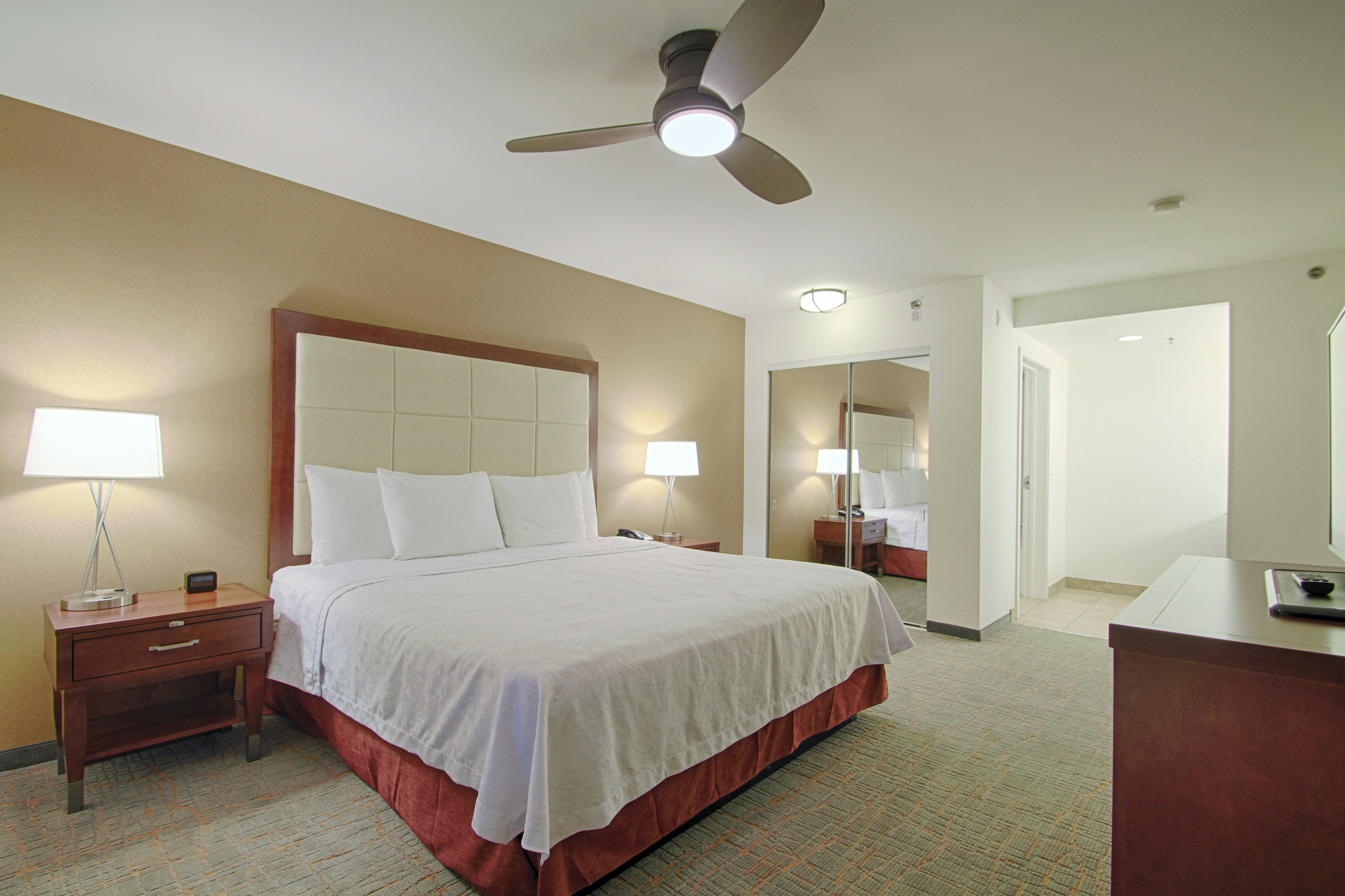SUITE, KING BED, ACCESSIBLE