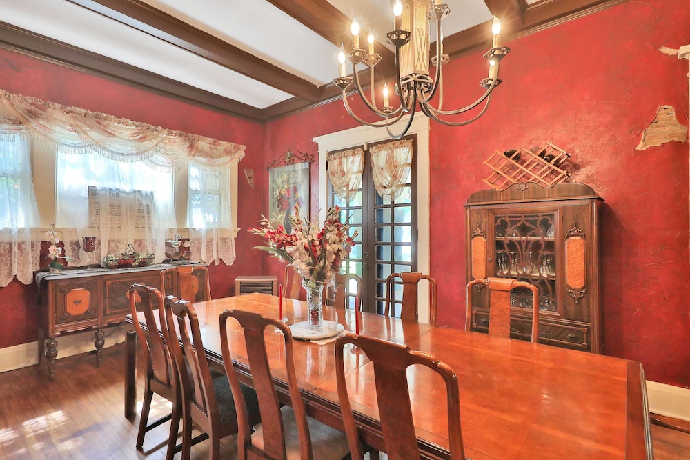 The Lancaster Manor Bed and Breakfast 36/50