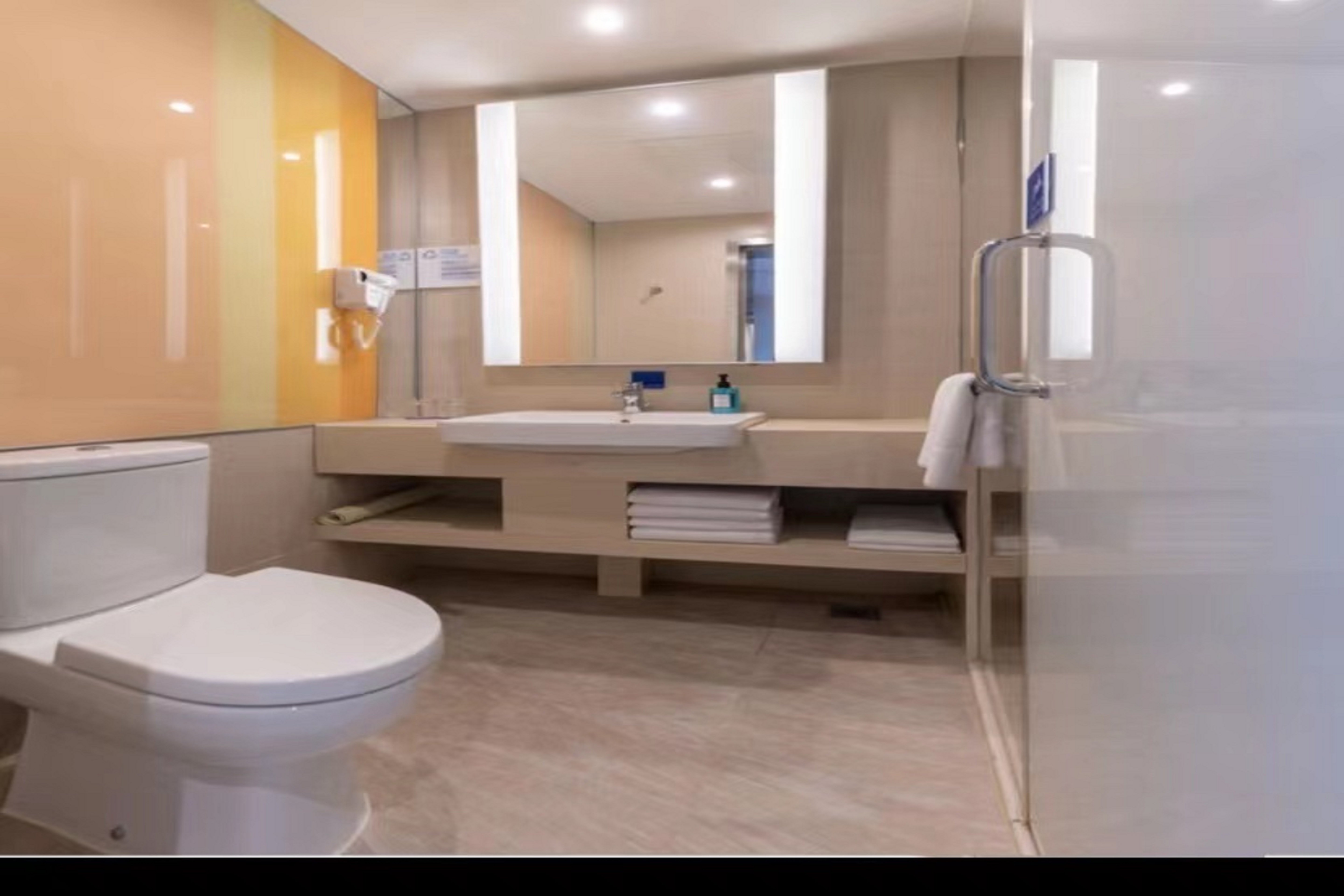 Holiday Inn Express Wuhan Optical Valley 62/63