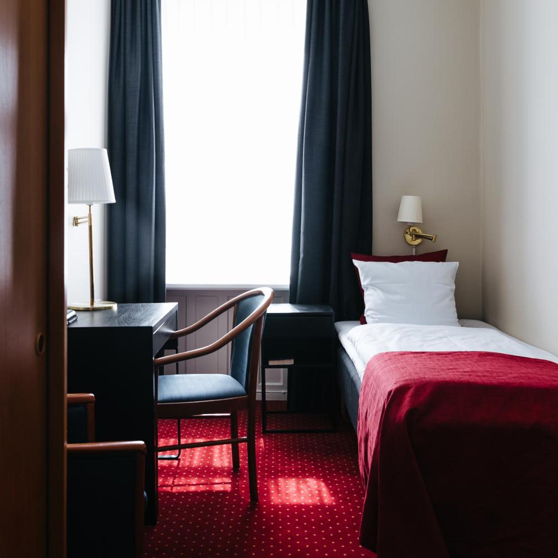 ECONOMY, SINGLE, SHARED BATHROOM