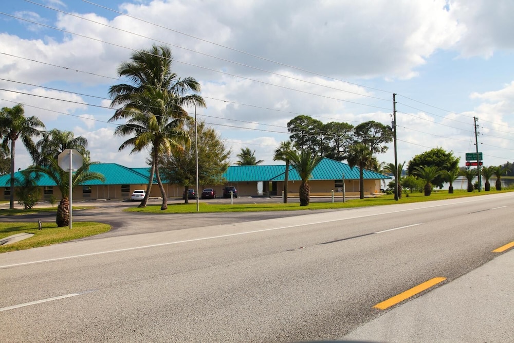 Lake Grassy Inn & Suites 6/38
