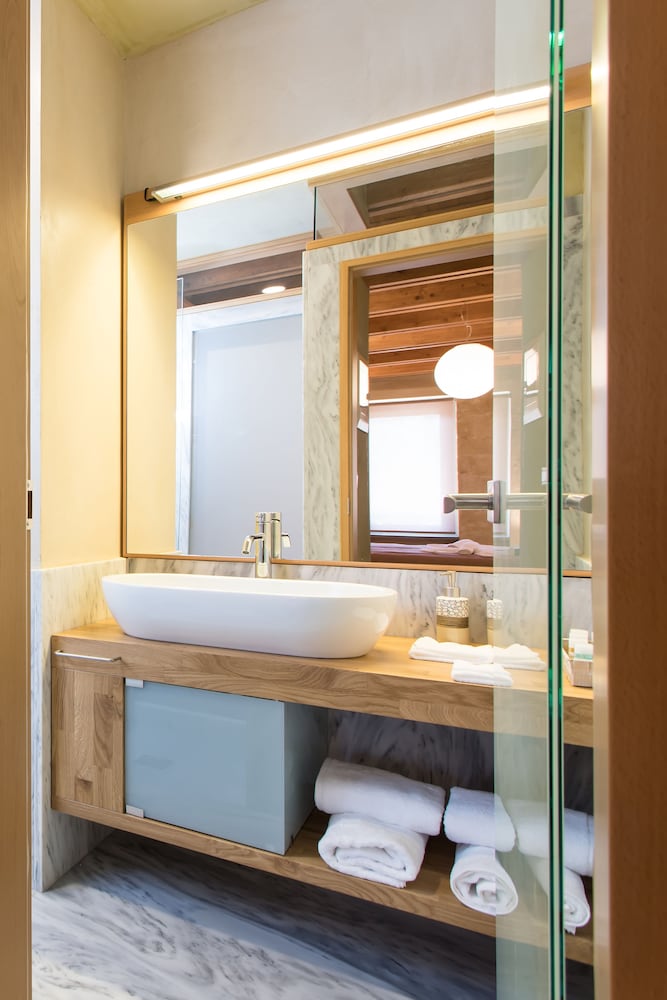 Polixenys Suites 45/46
