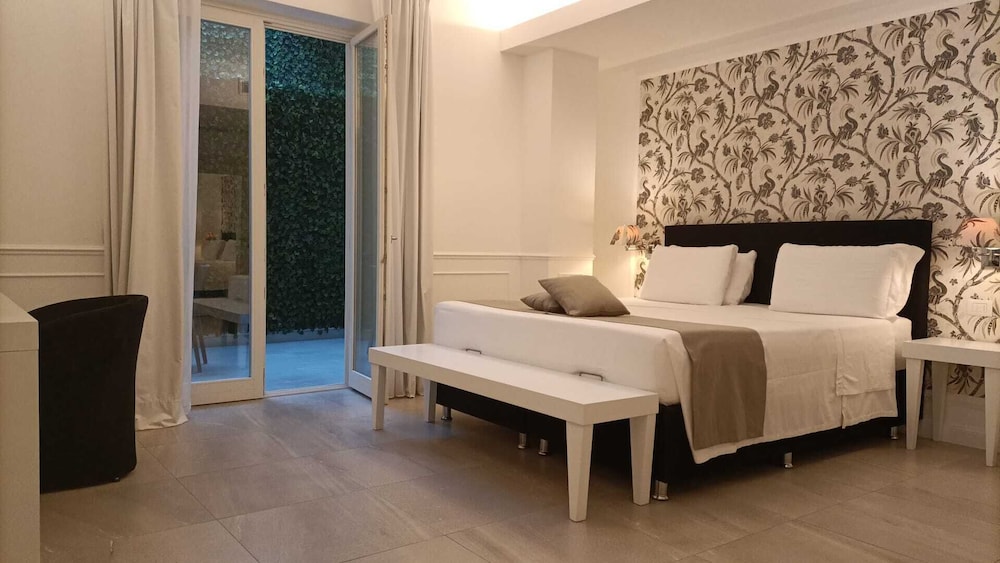 FAMILY SUITE, 2 QUEEN BEDS