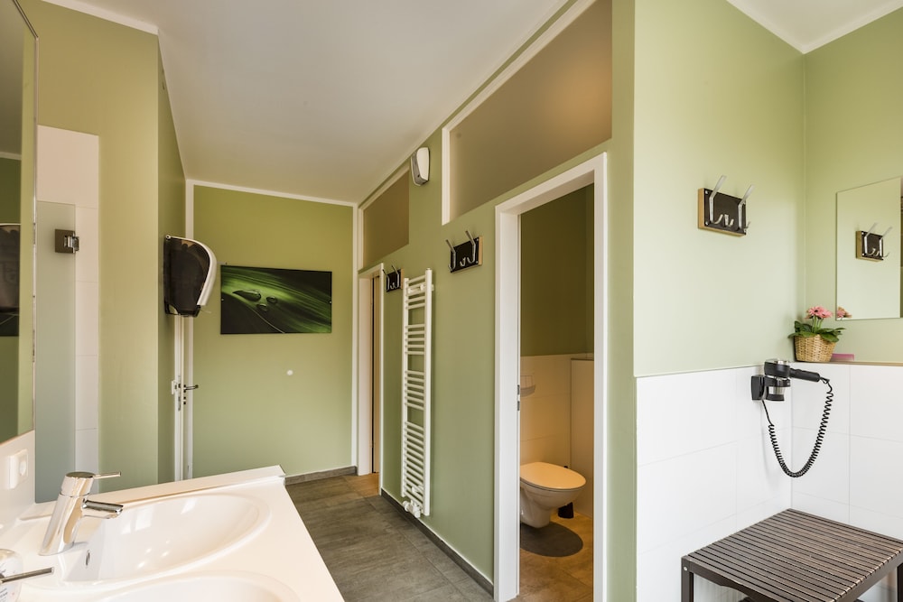 ROOM, 6 BEDS