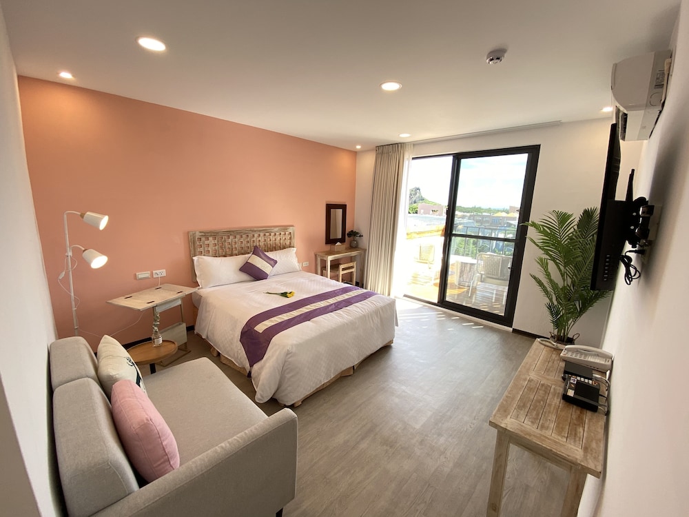 Room, Queen Bed, City and Sea View, Balcony