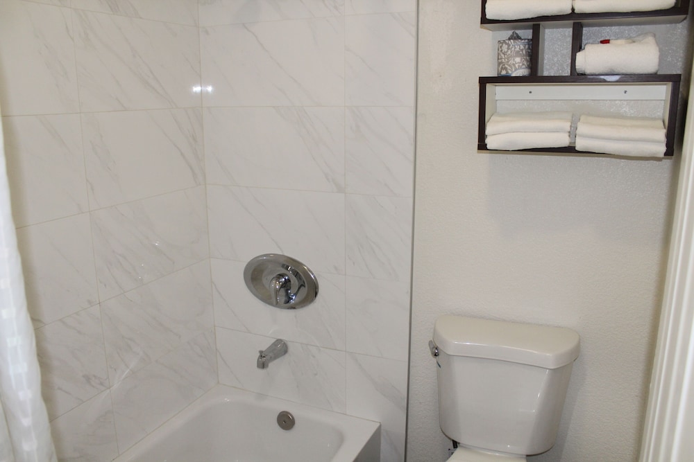 جناح استوديو بسرير كينج مع أريكة، Howard Johnson Suites by Wyndham San Diego Chula Vista/BayFt 8/8