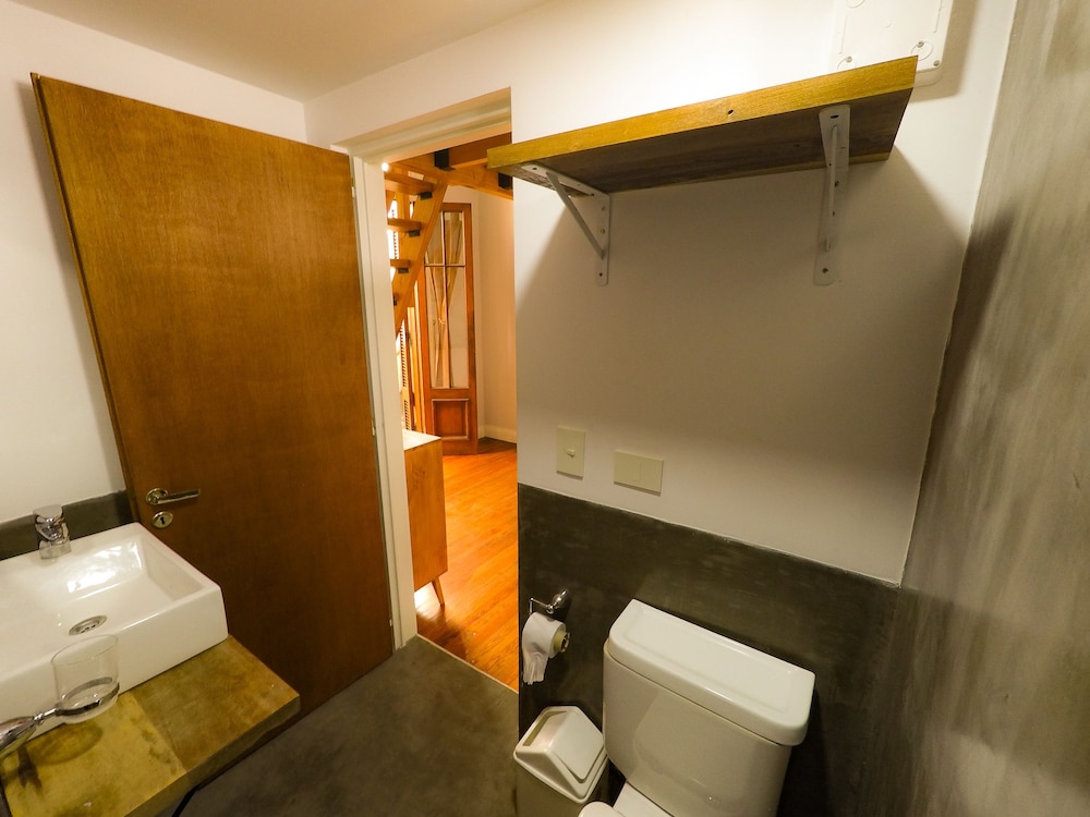 Sabatico Travelers Hostel 48/50