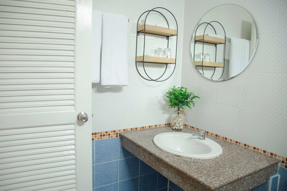RoomQuest Patong Phuket 49/50