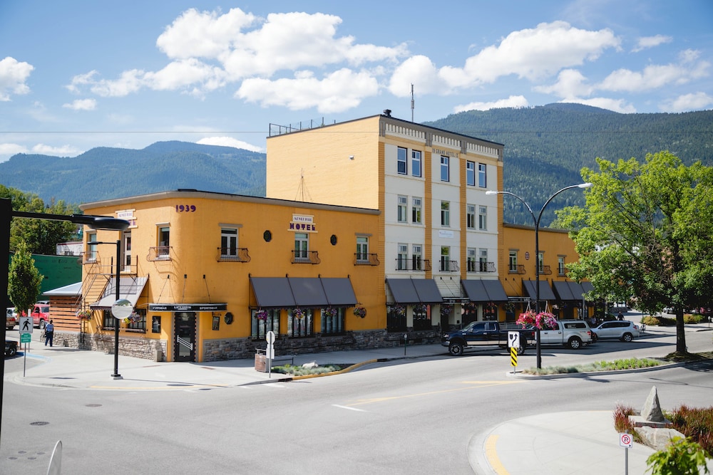 The Adventure Hotel 40/50