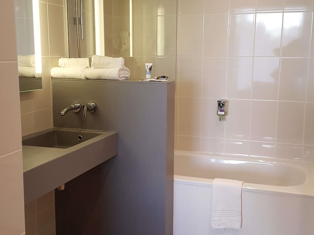 جناح بسرير كينج بشرفة مع أريكة، MERCURE AMIENS CATHEDRALE 6/7