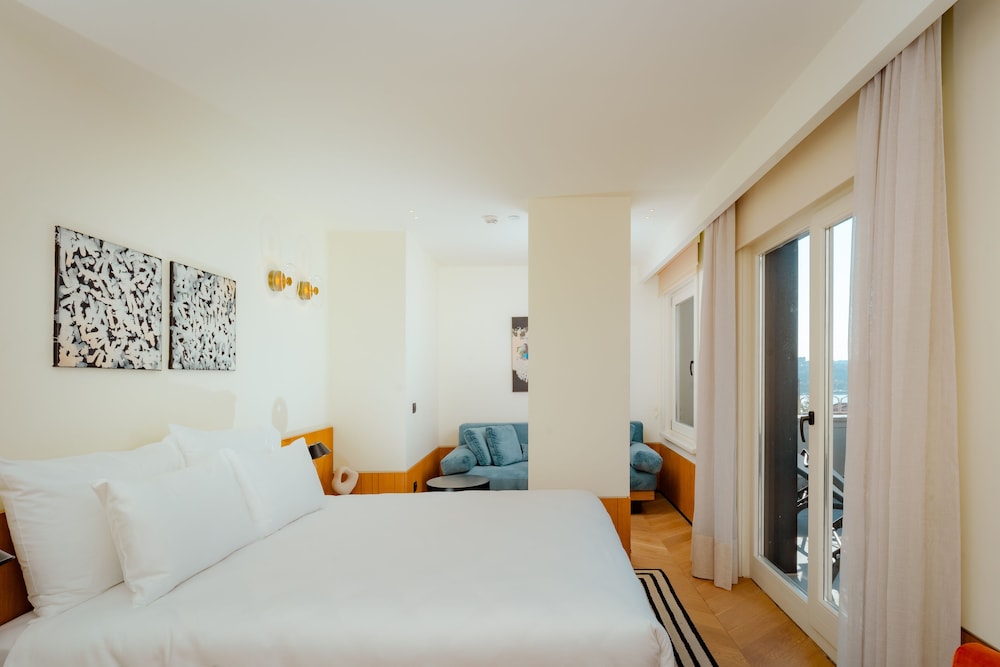 The Gift Hotel 8/50