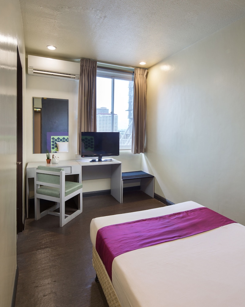 V Hotel 13/35