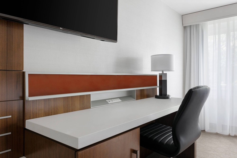 Delta Hotels by Marriott Burlington 41/42