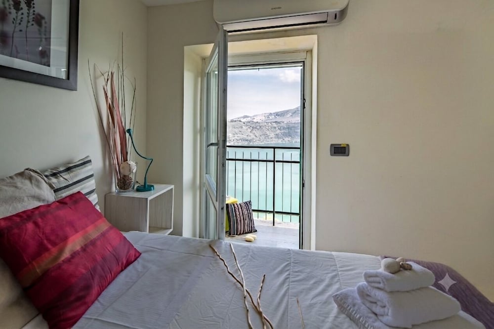 بنتهاوس بسرير كينج وسرير فردي بإطلالة على البحيرة بشرفة بغرفتي نوم مع أريكة، Castel Gandolfo 4/10