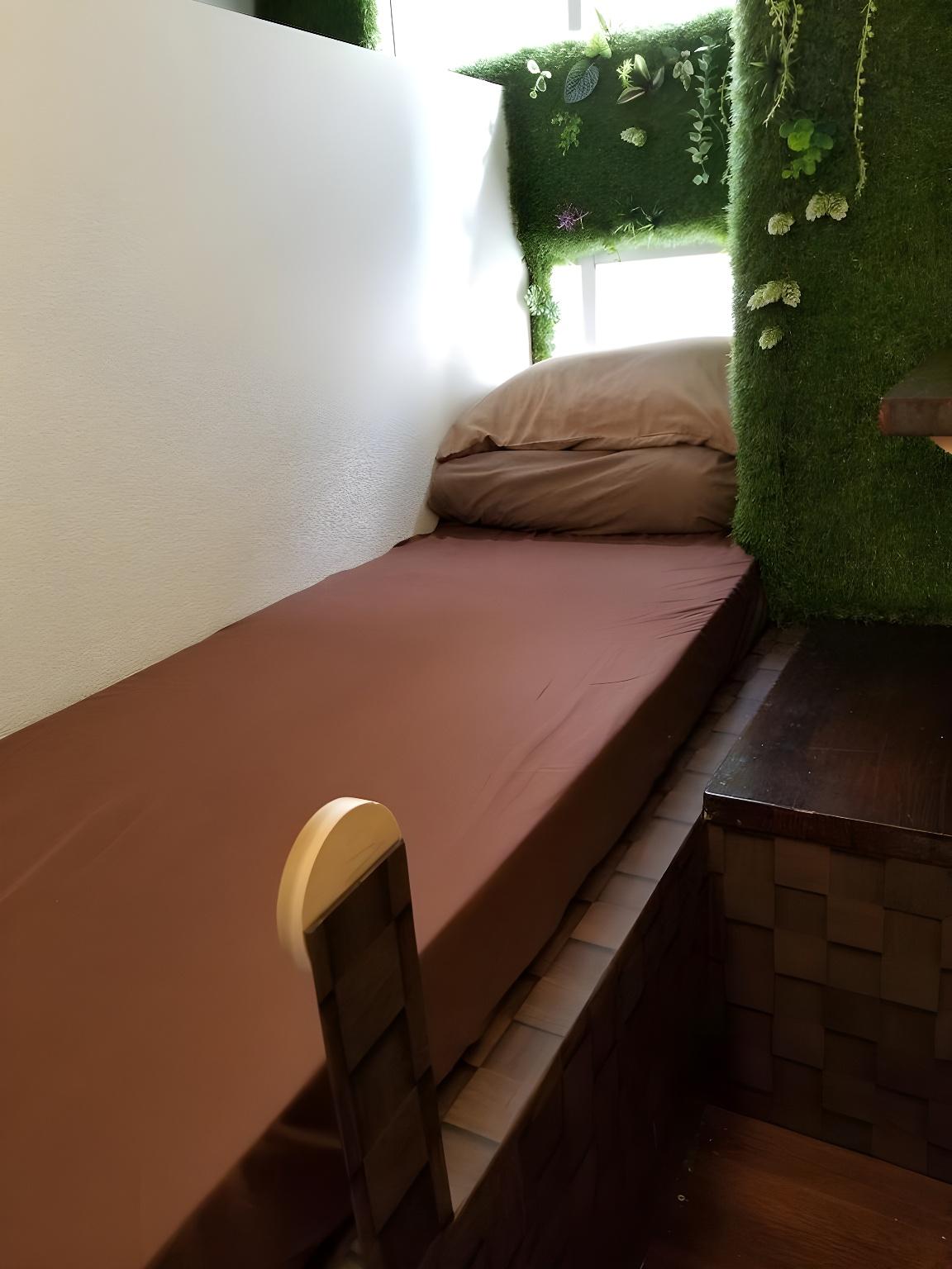JUNIOR, SINGLE, SINGLE BED, SHARED BATHROOM