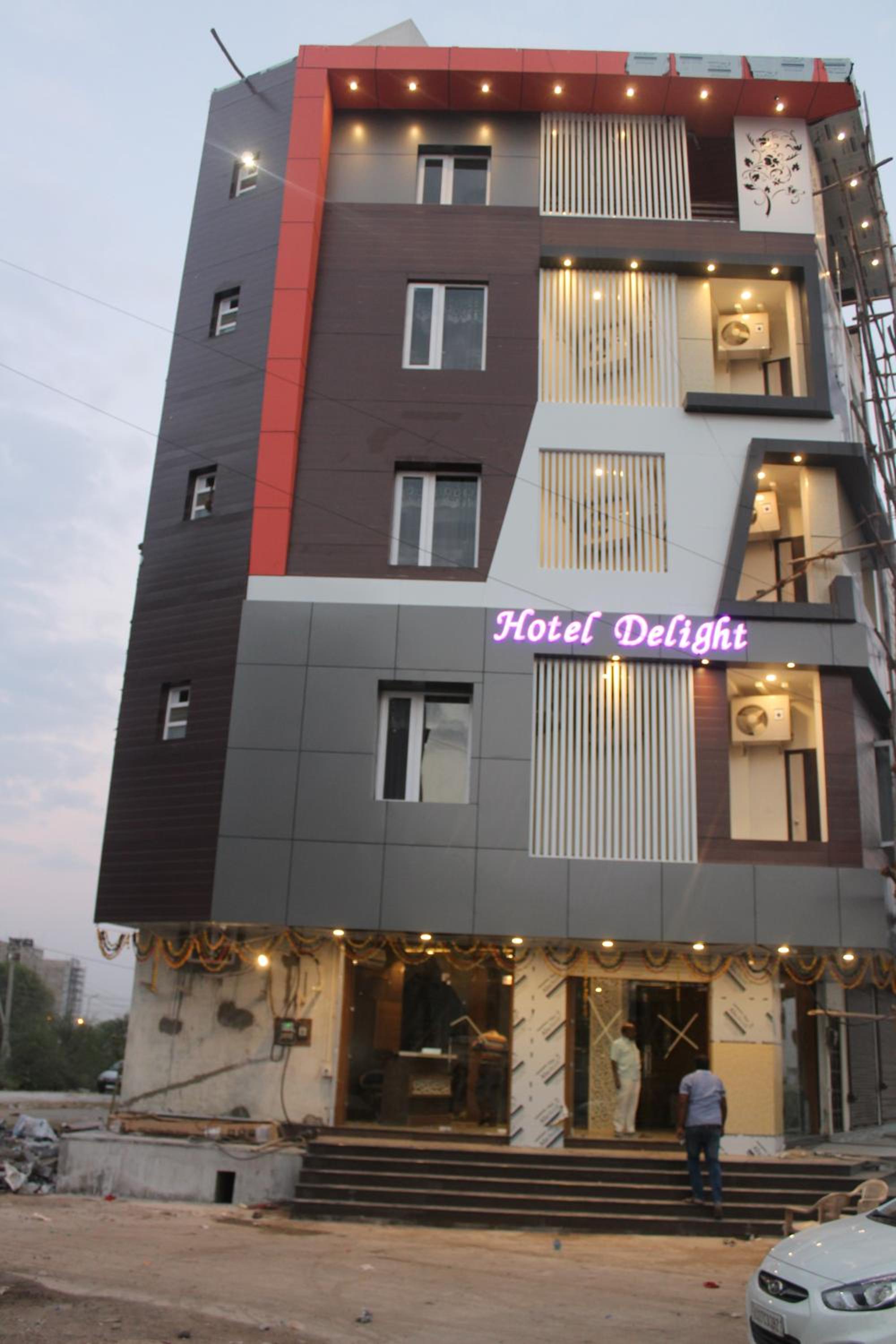 Hotel Delight 2/27
