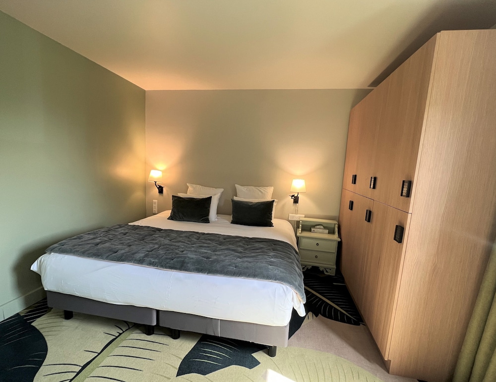 Tribe, 1 Double and 4 Single Beds