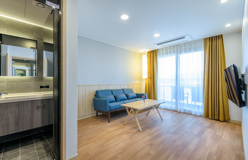 Thira Hotel 17/35