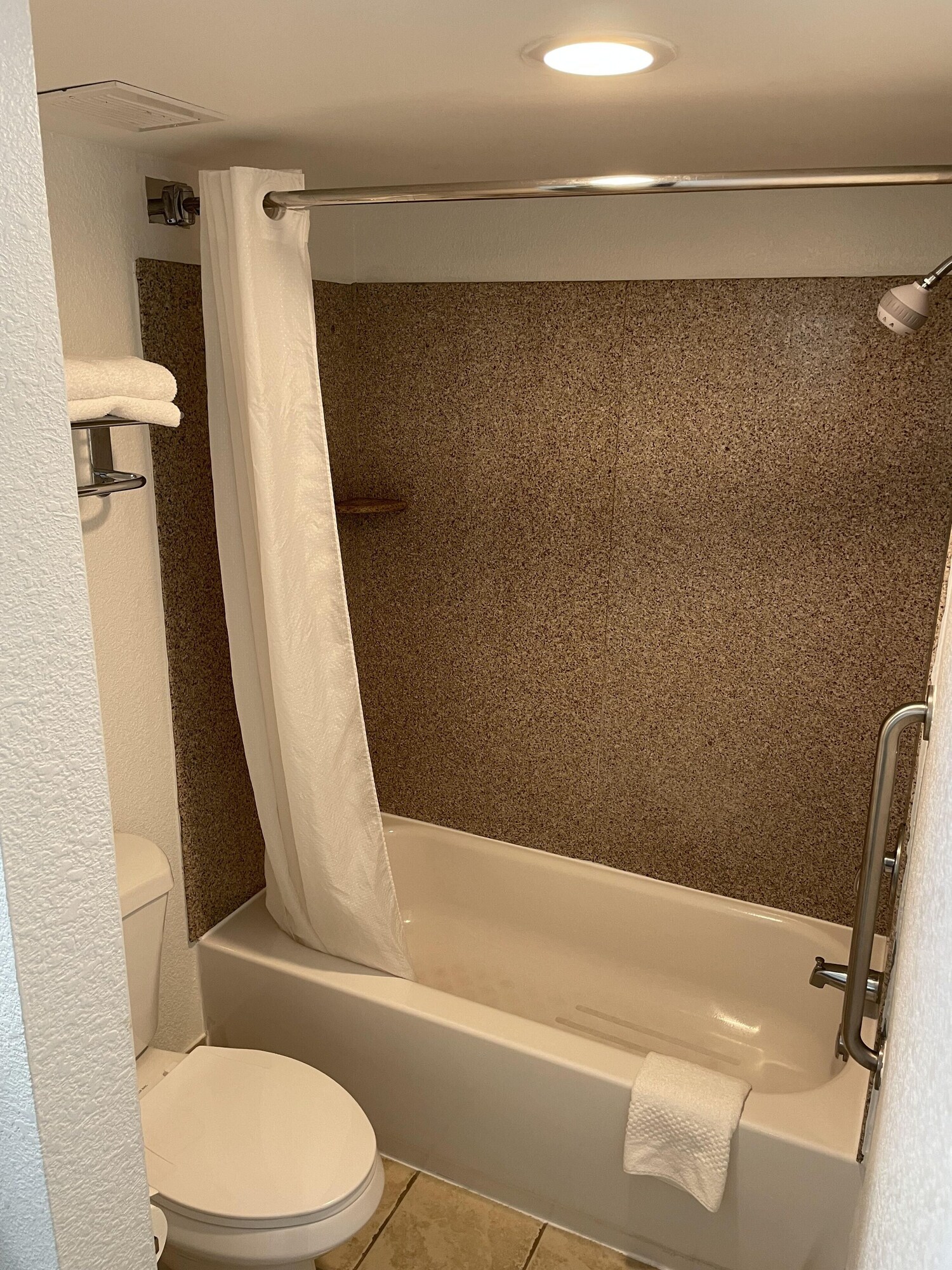 Signature, Suite, King Bed, Pool Side، Rodeway Inn Suites Williamsburg Central 2/2