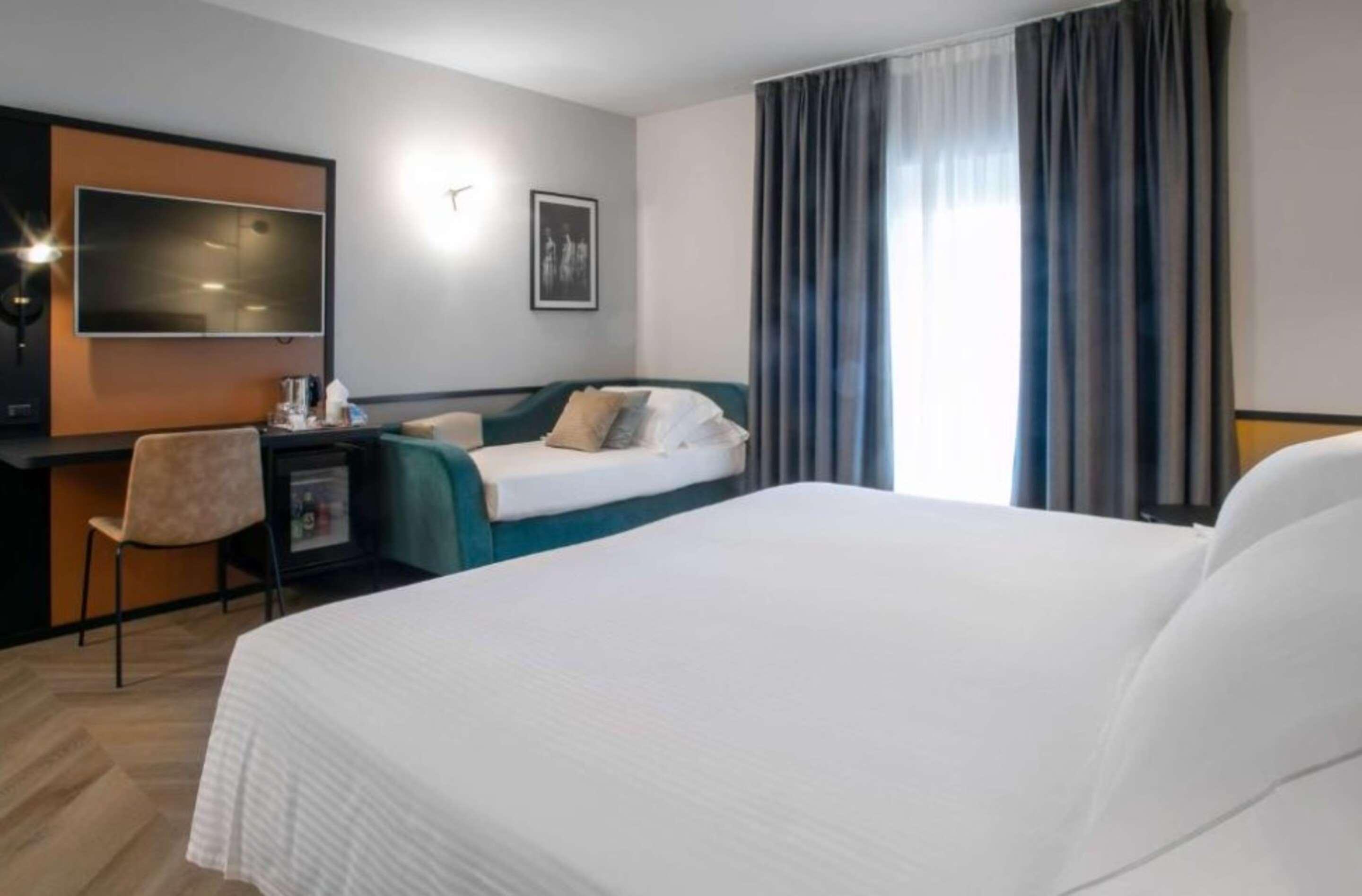Deluxe, Convertible Double Bed