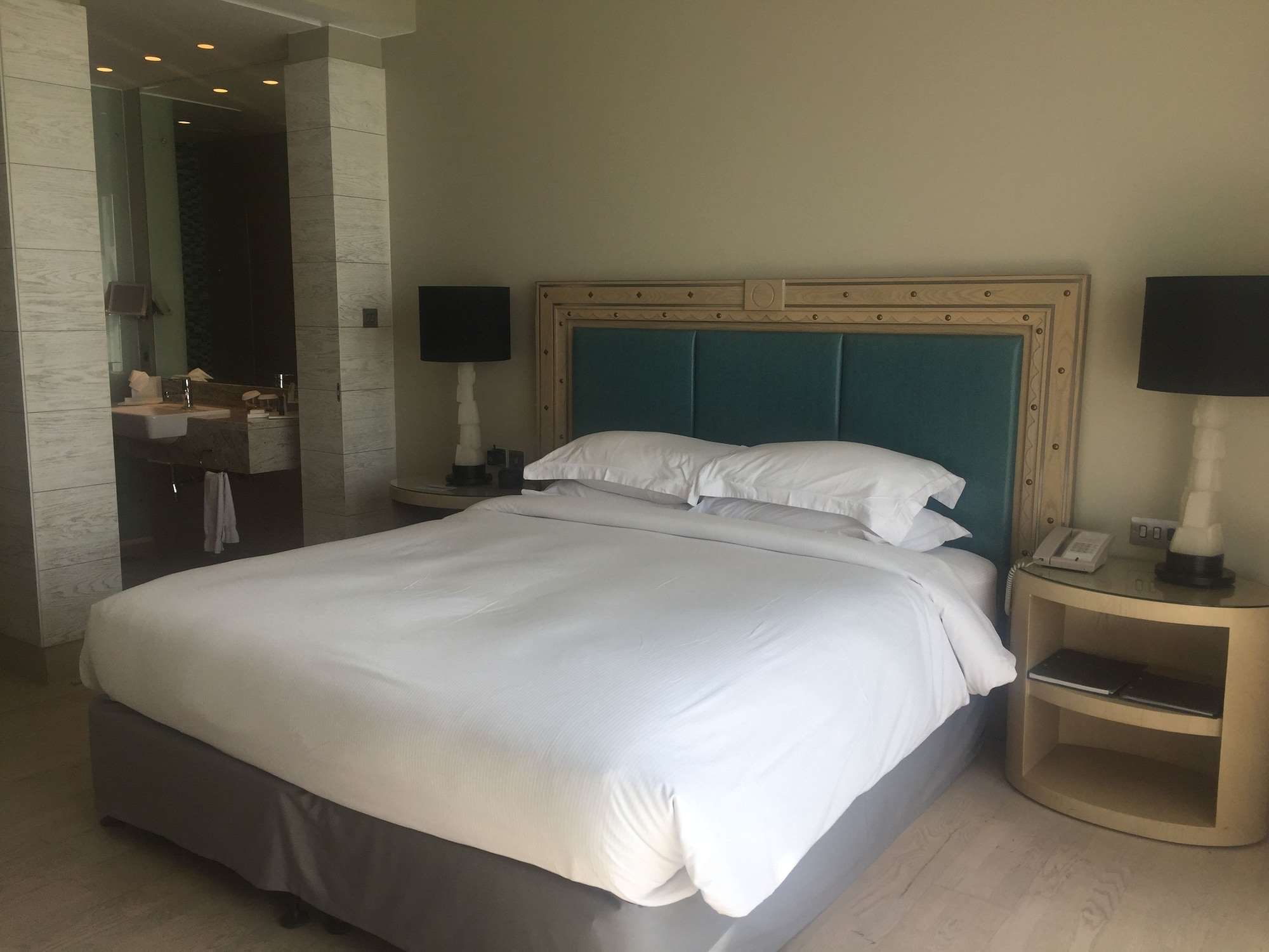 غرفة بسرير كينج بإطلالة على البحر، Hilton Dead Sea Resort and Spa 3/6