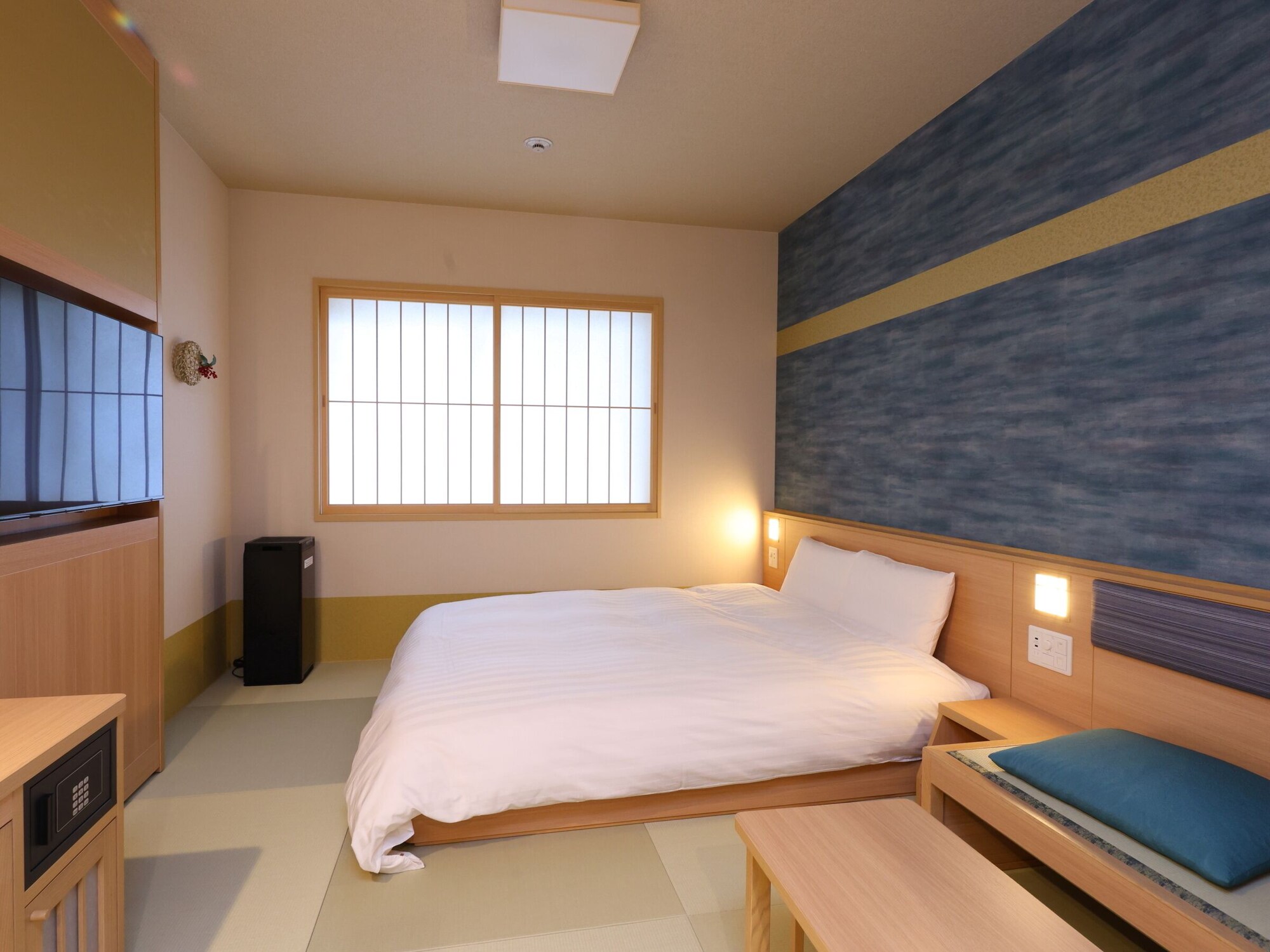 ROOM, QUEEN BED, NO CLEANING SERVICES