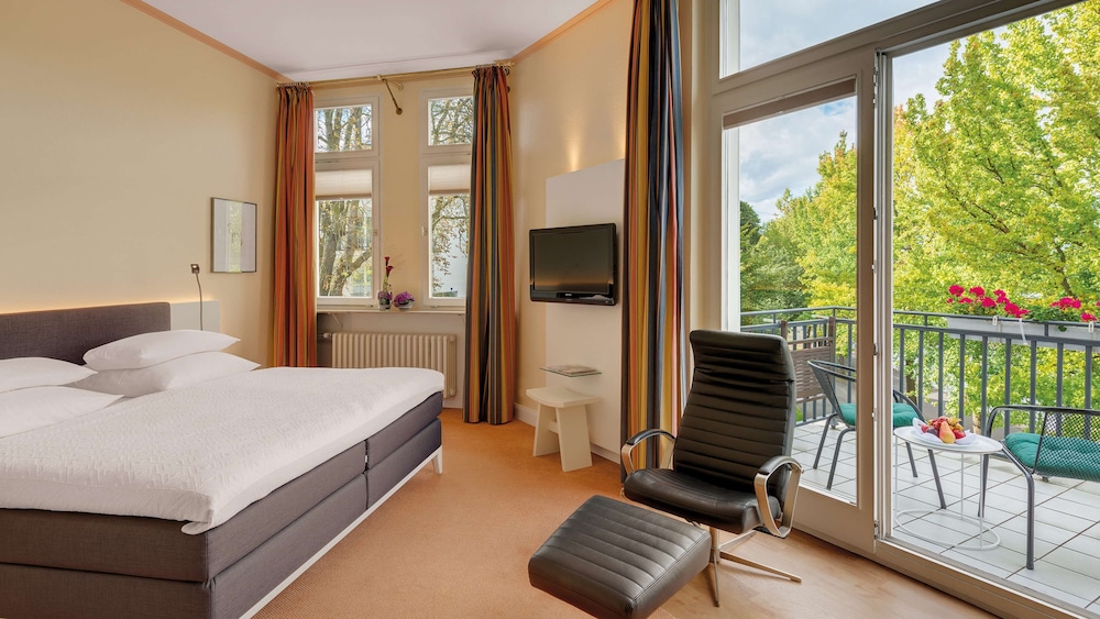 DELUXE, QUEEN BED, RIVER VIEW, BALCONY