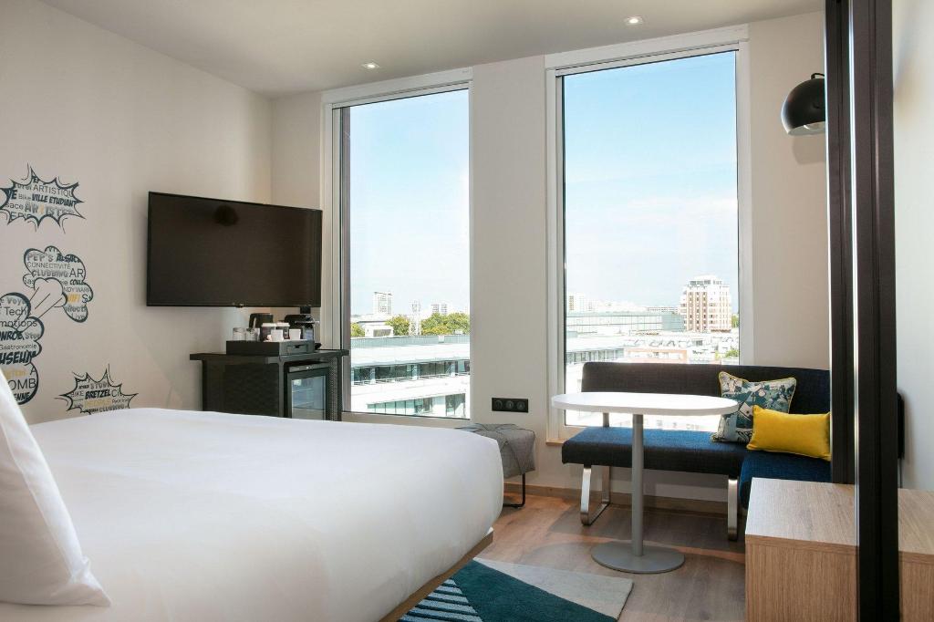 Guest Room, King Bed, Cathedral View, City View, High Floor