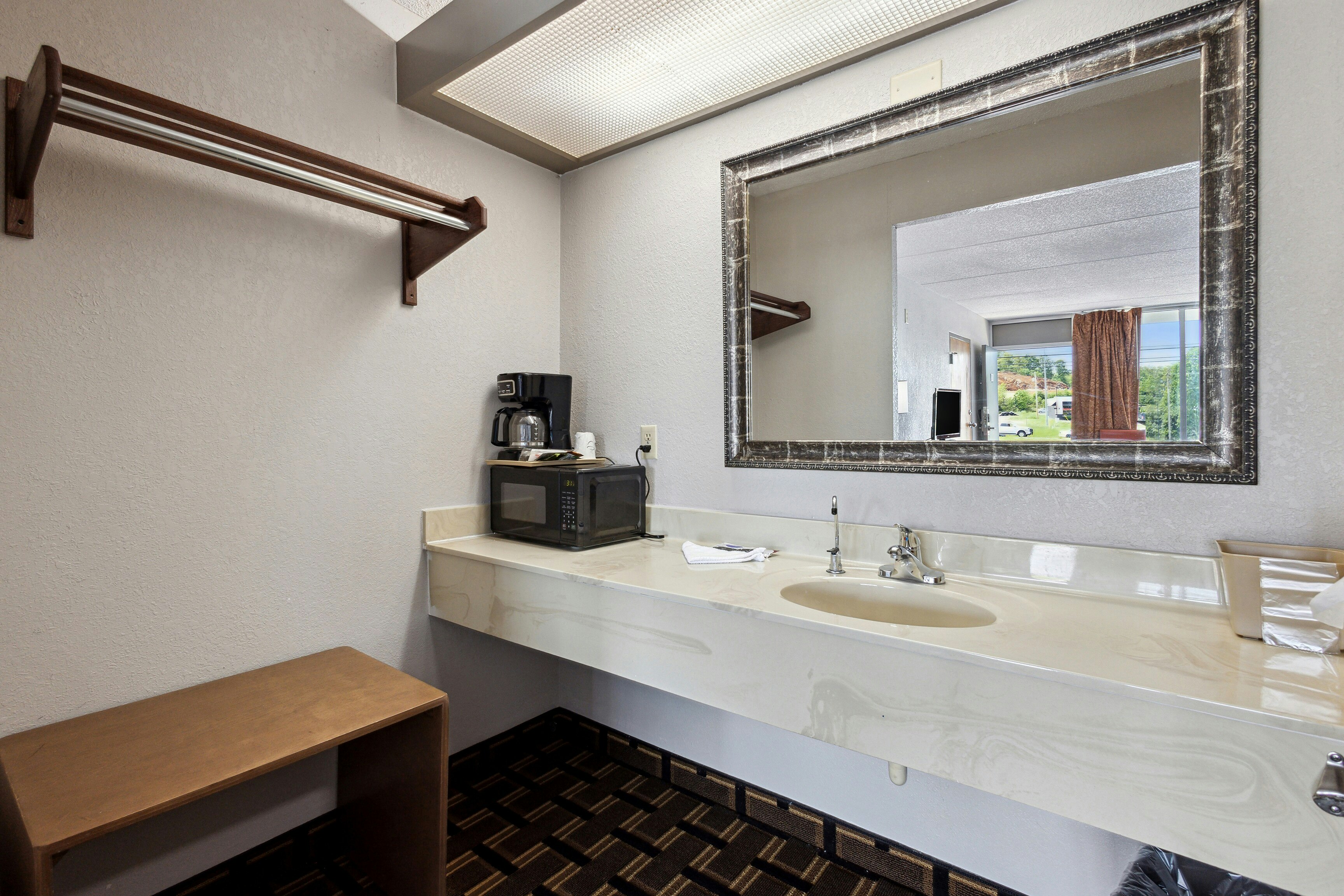 Relax inn by OYO Greeneville Near Hwy US-321 39/40