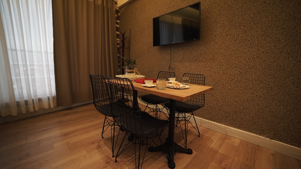 Corner Park Suites 40/50
