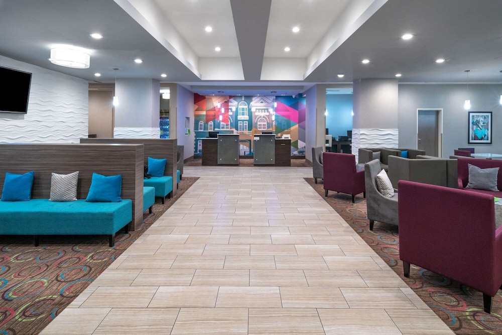 La Quinta Inn & Suites by Wyndham Forsyth 8/45
