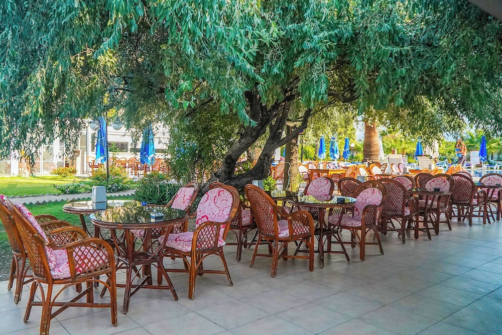 Nagi Beach Hotel 40/70