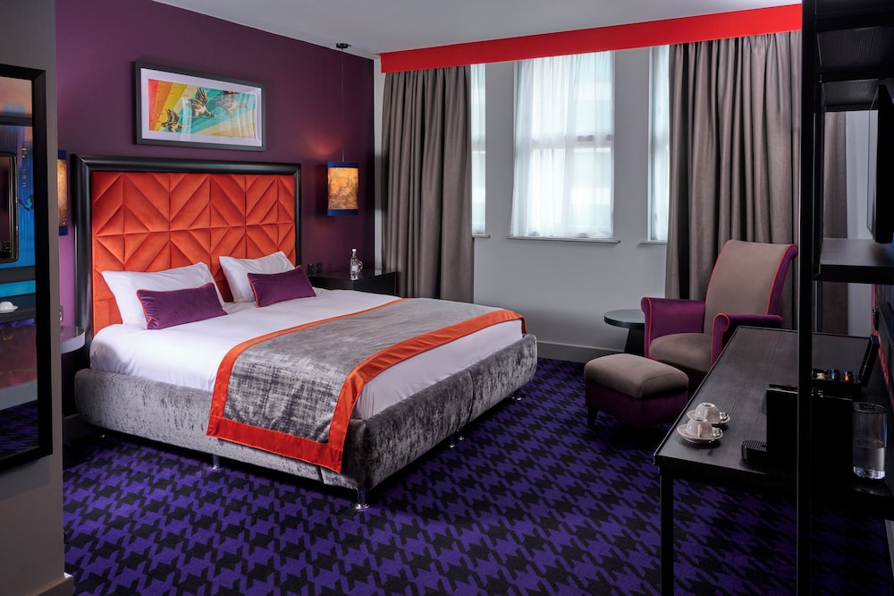 CLUB, TWIN BEDS
