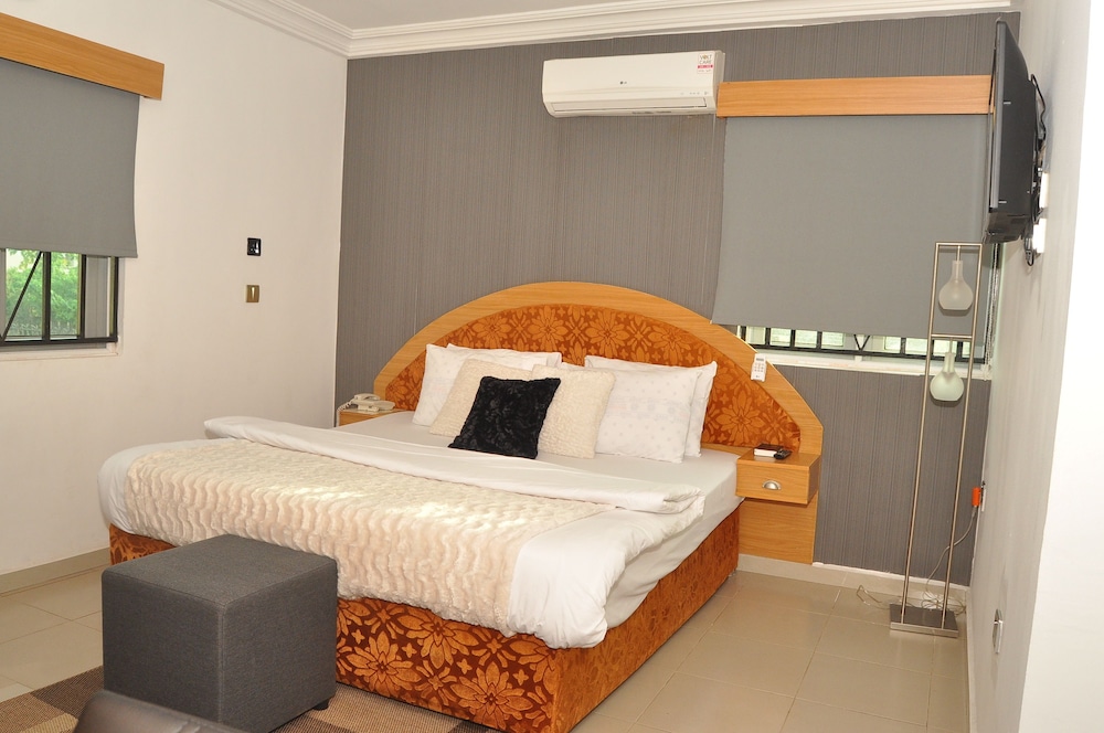 Ne-Yo Hotel And Suites 3/23