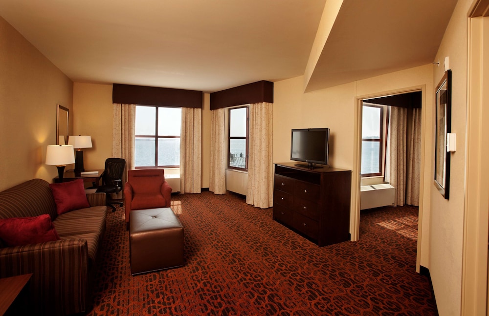 Hampton Inn Marquette/Waterfront 34/46
