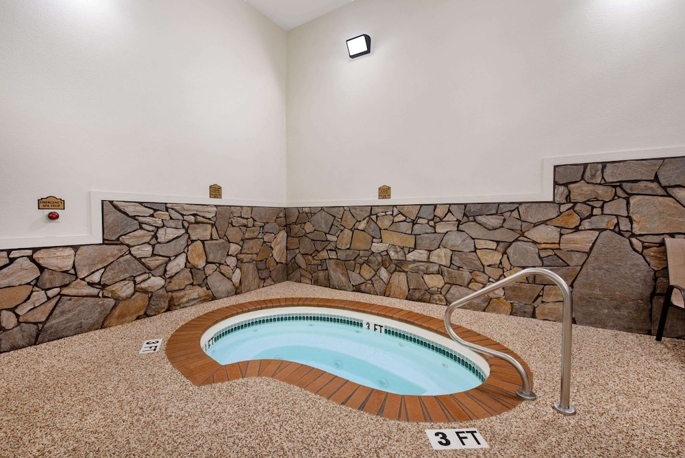 Super 8 by Wyndham Hill City/Mt Rushmore/ Area 13/23