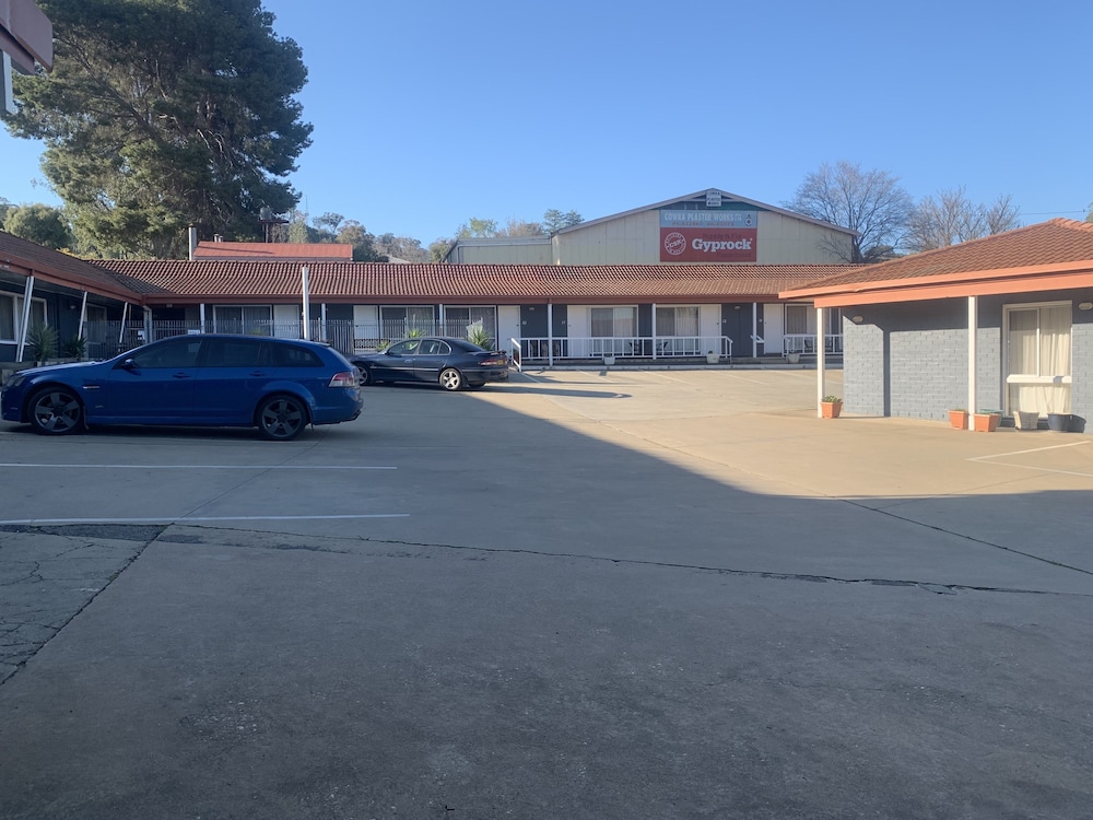Country Comfort Cowra 38/44