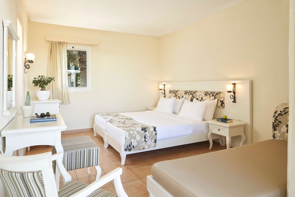 بنغل بسريرين منفصلين بإطلالة على الحديقة مع أريكة، Civitel Creta Beach 5/8