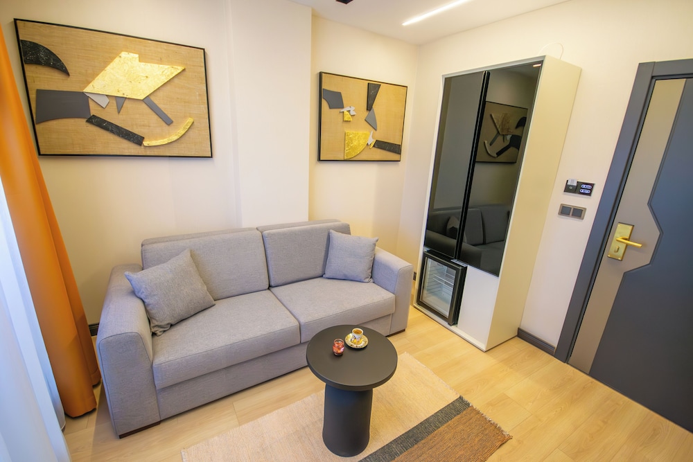 Elysian Airport Hotel & Restaurant 34/50
