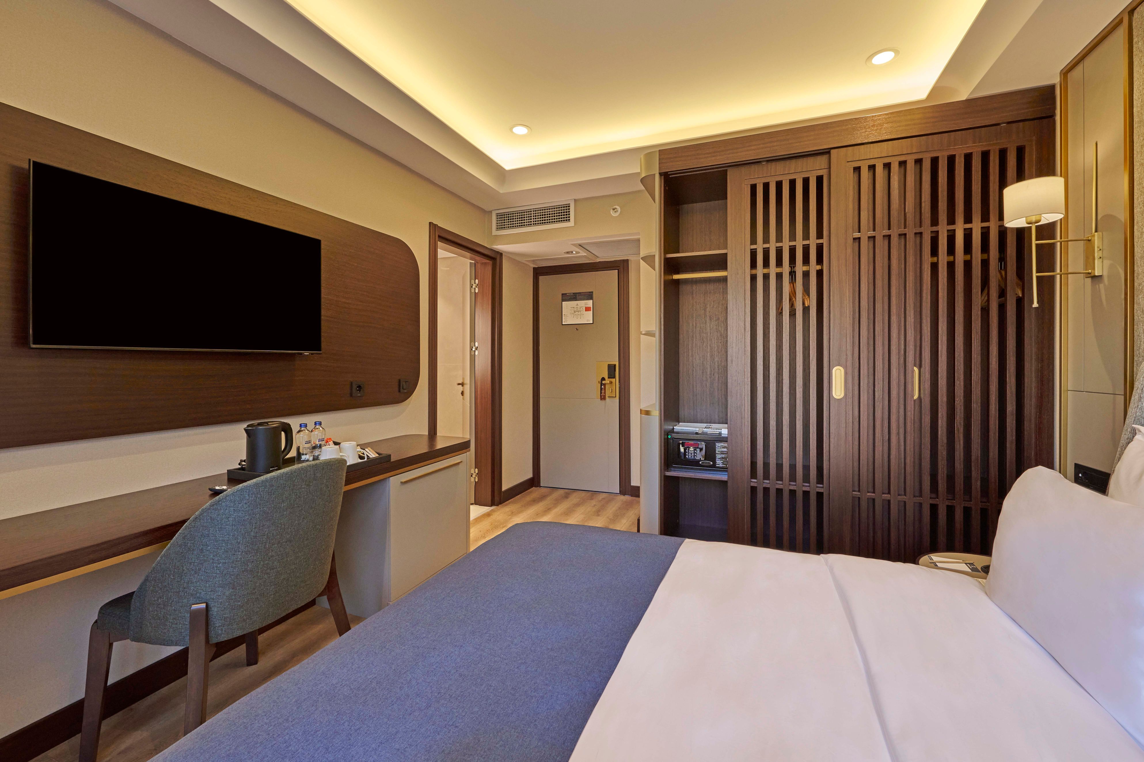 Deluxe, King Bed