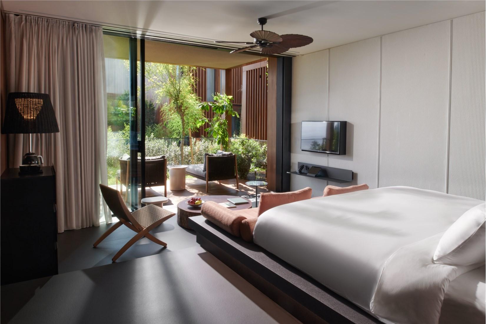 Land, Suite, Double Bed, Sofa